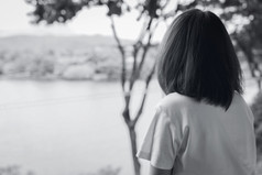 回来视图伤心亚洲女人的公园看的视图湖抑郁女人精神健康概念担心和焦虑女人不开心生活独自一人和孤独的人黑色的和白色摄影