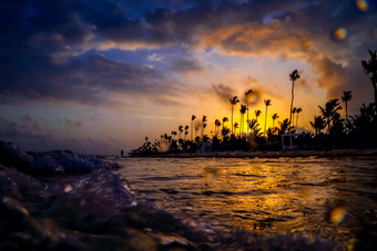加勒比海假期美丽的日落在热带海滩高峰卡纳景观天堂热带岛海滩日落拍摄难以置信的日落热带岛的海洋美丽的Cloudscape在的海日落拍摄