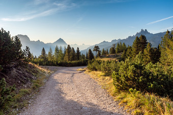 宽小道的白云石山脉徒步旅行旅行走路径白云石山脉景观的托法恩集团的白云石山脉<strong>意大利</strong>欧洲