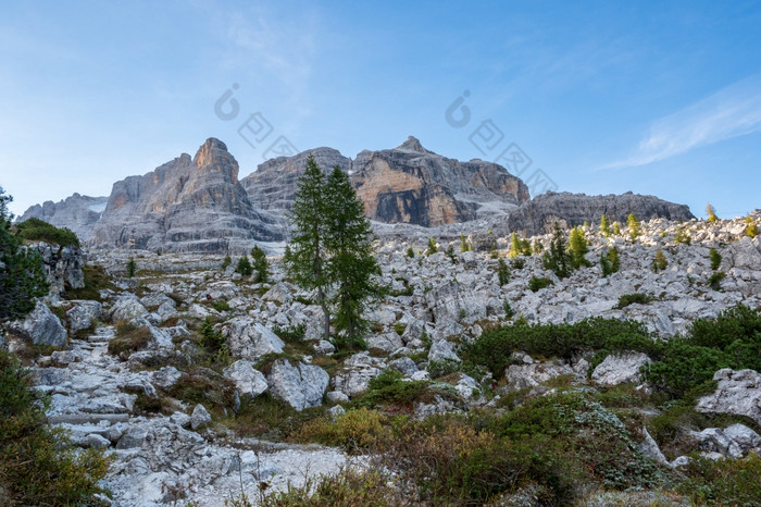 旅游路径与美丽的白云石景观的背景白云石山脉意大利旅游路径与美丽的白云石景观的背景白云石山脉意大利