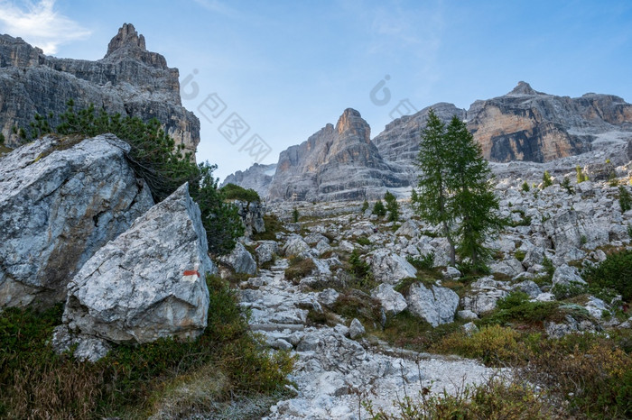 旅游路径与美丽的白云石景观的背景白云石山脉意大利旅游路径与美丽的白云石景观的背景白云石山脉意大利