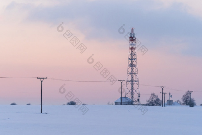 传输塔冬天电信塔与细胞天线和卫星菜传输塔冬天电信塔与细胞天线和卫星菜