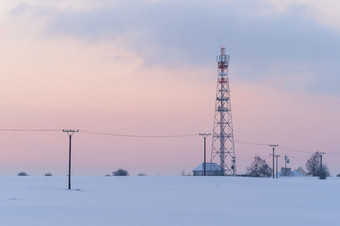 传输塔冬天电信塔与细胞天线和卫星菜传输塔冬天电信塔与细胞天线和卫星菜