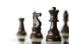 水平图像国际象棋游戏与焦点的女王和模糊的块在白色背景复制空间的左一边概念企业战略管理规划业务情报国际象棋游戏在白色背景