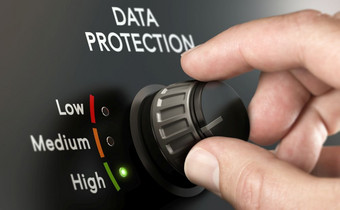 网络安全概念男人。切换个人数据保护系统的最高位置网络安全个人数据保护