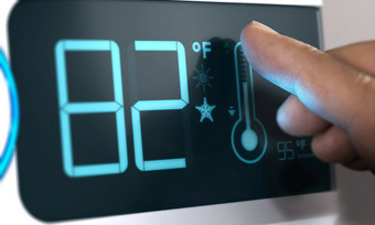 手指触碰数字恒温器温度控制器集度华氏温度复合之间的图像和背景数字恒温器温度控制器集度华氏温度