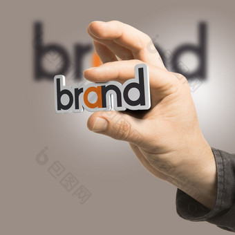 一个手持有的词品牌在米色背景品牌概念的图像作文之间的插图呈现和摄影品牌公司身份