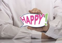 图像男人。手持有演讲气球与的文本快乐白色衬衫概念幸福快乐客户快乐概念