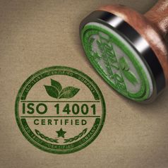 插图橡胶邮票与的文本iso在棕色（的）纸板背景iso认证公司标签