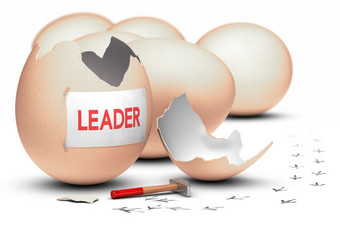 一个蛋破碎的使用锤与的词领袖写表纸概念图像为插图领导领袖
