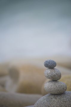 三个鹅卵石堆栈在自然背景与免费的空间为文本Zen和和谐概念垂直图像和谐背景三个鹅卵石堆栈