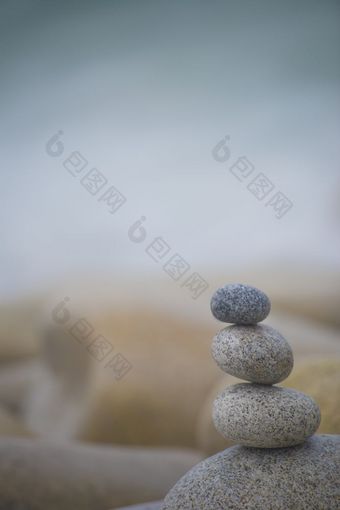 三个鹅卵石堆栈在自然背景与免费的空间为文本Zen和<strong>和谐</strong>概念垂直图像<strong>和谐</strong>背景三个鹅卵石堆栈