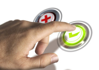 一个手指紧迫的绿色验证按钮图像概念批准验证