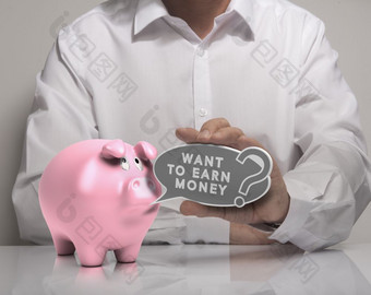 图像男人。手持有演讲气球与的文本想要赚钱和粉红色的小猪银行白色衬衫概念为钱收入赚钱