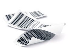 三个标签在白色装饰元素条形码标签条形码标签在白色识别标签零售概念