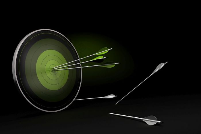 绿色目标到黑色的背景与三个箭头达到他们的目标和白人箭头的地板上失败的达到他们的客观的机会