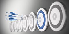 三个箭头打的中心蓝色的目标在那里许多目标行与模糊效果业务概念