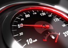 关闭车速度计与的针指出模糊效果概念上的图像为安全开车概念减少速度安全开车概念