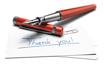 插图的文本谢谢你hanwritten业务卡和红色的喷泉笔在白色背景感谢一个人谢谢你卡在白色背景