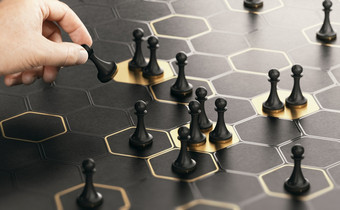 概念上的董事会游戏与六角形状和手移动棋子黑色的和金背景概念市场定位业务策略复合图像之间的手摄影和背景重新定位策略市场定位