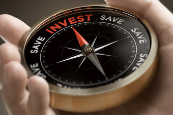 手持有概念上的指南针与的单词投资保存投资策略概念复合图像之间的手摄影和背景投资者概念投资策略
