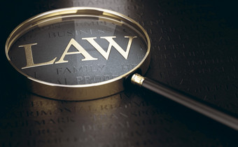词法律写金信在黑色的背景和放大玻璃插图法律援助服务法律概念