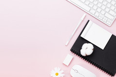 最小的办公室桌子上表格与键盘电脑鼠标白色笔棉花花橡皮擦粉红色的柔和的表格与复制空间为输入你的文本粉红色的颜色工作场所作文平躺前视图