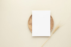空白纸卡片模型与小麦木板米色背景最小的米色工作场所作文平躺模型