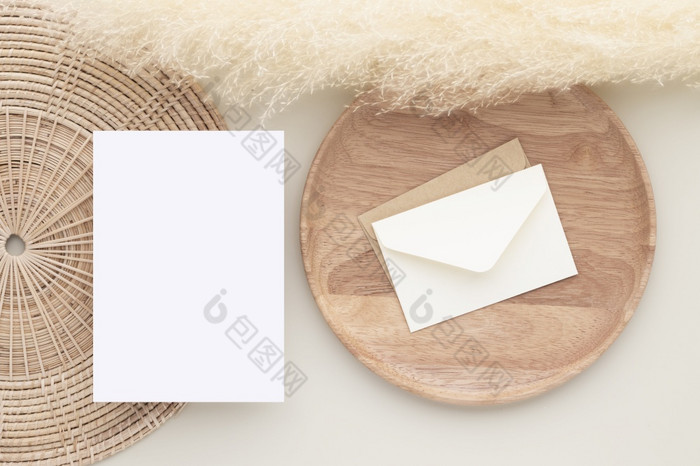 空白纸卡片模型与彭巴斯草原草木板米色背景最小的米色工作场所作文平躺模型