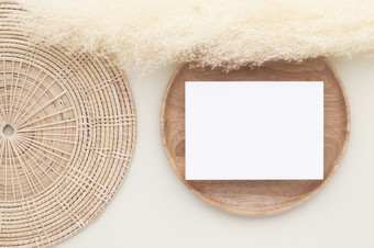 空白纸卡片模型与彭巴斯草原草木板米色背景最小的米色工作场所作文平躺模型