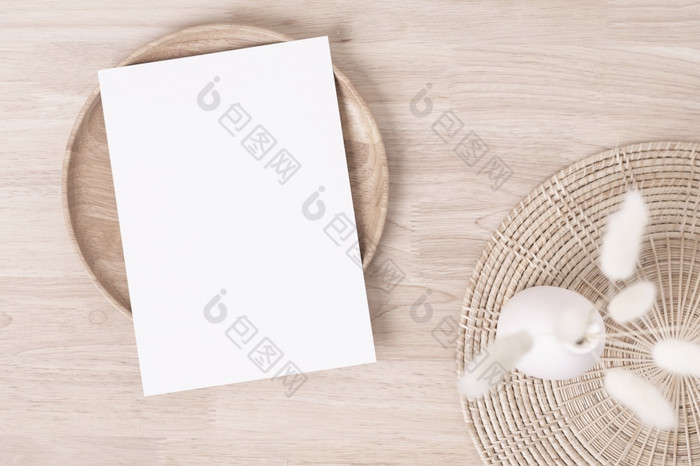 空白纸卡片问候卡模型与彭巴斯草原草木板米色背景最小的米色工作场所作文平躺模型