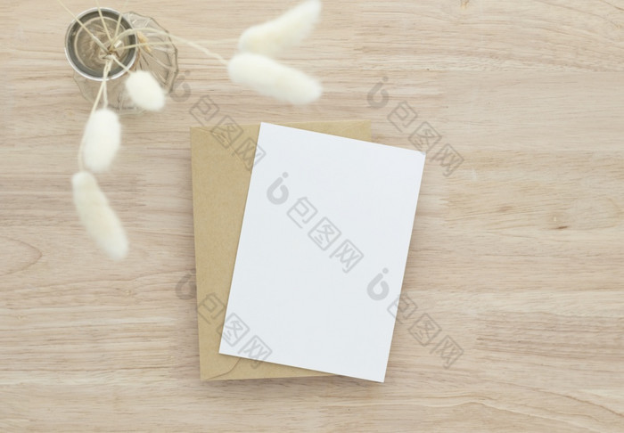 空白纸卡片空白问候卡邀请模型与干兔子尾巴草花瓶木表格木桌子上背景最小的木表格工作场所作文平躺模型