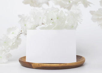 问候卡模拟装饰与白色花前面视图空<strong>白纸</strong>卡木板和白色背景
