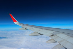 以上的云蓝色的天空视图从飞机窗口
