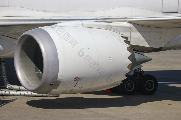 涡轮引擎部分飞机与机场跑道背景