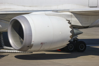 <strong>涡轮引擎</strong>部分飞机与机场跑道背景