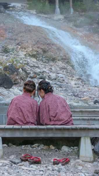回来日本女孩谁放松与脚水疗中心温泉在自然热春天水秋天群马县日本
