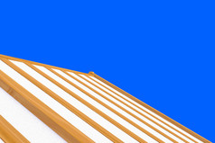 呈现不完整的建筑新屋顶木房子建设工作与剪裁路径孤立的蓝色的背景