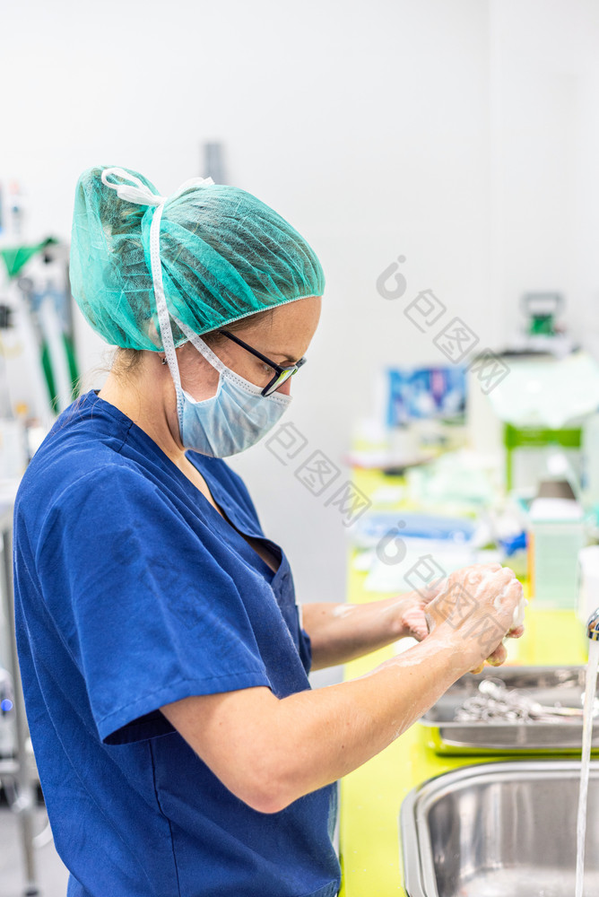 冠状病毒预防护士洗她的手后治疗病人与新冠病毒感染医疗消毒过程冠状病毒预防护士洗她的手后治疗病人与新冠病毒感染医疗消毒过程