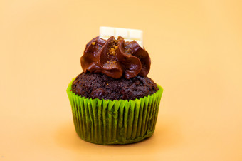 美味的巧克力蛋糕橙色柔和的颜色背景美味的巧克力蛋糕橙色柔和的颜色背景