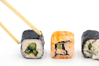 关闭挑选与筷子新鲜的准备寿司白色孤立的背景关闭挑选与筷子新鲜的准备寿司白色孤立的背景