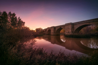 令人惊异的景观中世纪的桥在<strong>宁静</strong>的河美丽的色彩斑斓的日落令人惊异的景观中世纪的桥在<strong>宁静</strong>的河美丽的色彩斑斓的日落