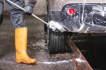 专业车洗清洁车与肥皂和刷专业车洗清洁车与肥皂和刷