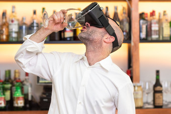 酒保学徒培训服务鸡尾酒与虚拟现实老师学徒学习如何准备鸡尾酒与虚拟现实眼镜酒保学徒培训服务鸡尾酒与虚拟现实老师学徒学习如何准备鸡尾酒与虚拟现实眼镜