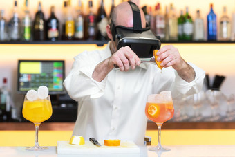 酒保学徒准备鸡尾酒与虚拟现实老师学徒学习如何准备鸡尾酒与虚拟现实眼镜酒保学徒准备鸡尾酒与虚拟现实老师学徒学习如何准备鸡尾酒与虚拟现实眼镜