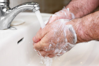 关闭高级男人。洗他的手使用肥皂泡沫预防从科维德冠状病毒细菌医疗保健概念一步手洗关闭高级男人。洗他的手使用肥皂泡沫预防从科维德冠状病毒细菌医疗保健概念一步手洗