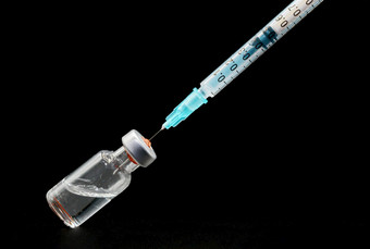 关闭准备的<strong>注射器</strong>和瓶为疫苗接种黑色的孤立的背景关闭准备的<strong>注射器</strong>和瓶为疫苗接种黑色的孤立的背景