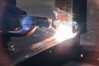 特写镜头的焊接过程两个金属部分工业背景特写镜头的焊接过程两个金属部分工业背景