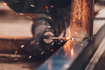 特写镜头的焊接过程两个金属部分工业背景特写镜头的焊接过程两个金属部分工业背景