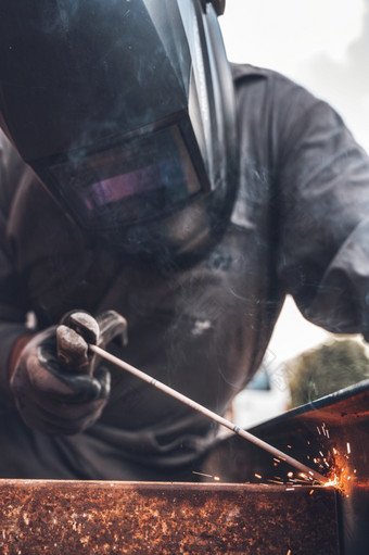 焊接工作男人。焊接车间金属制品和火花建设和工业概念焊接工作男人。焊接车间金属制品和火花建设和工业概念